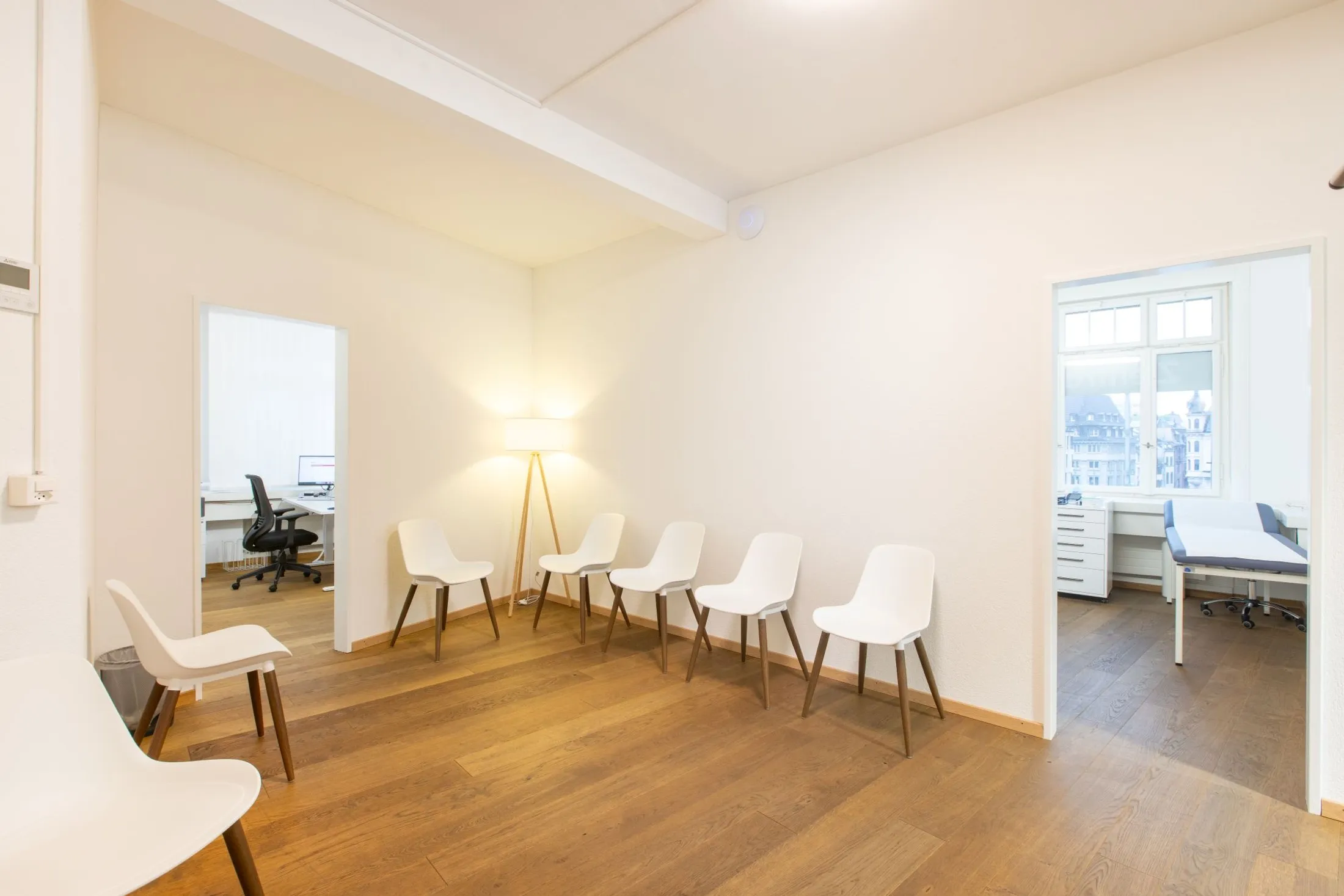 Wartebereich mit Blick in die Sprechzimmer