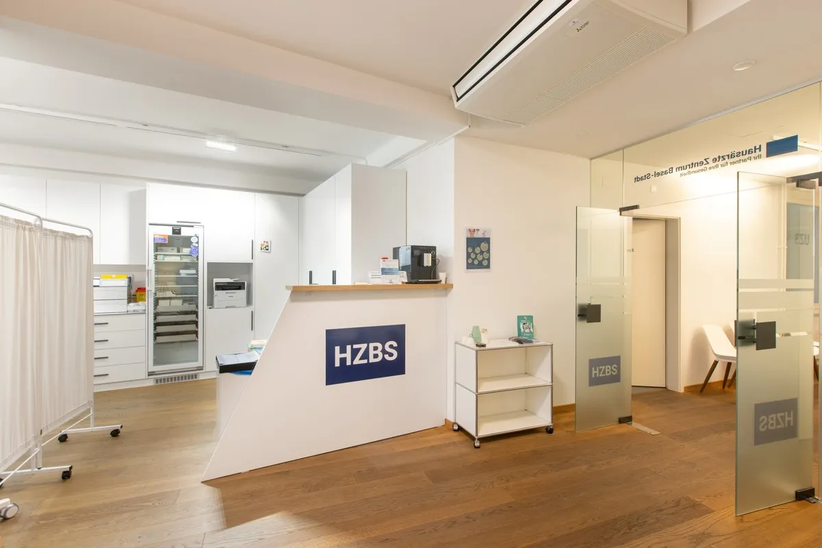 Empfang der Praxis mit HZBS-Logo